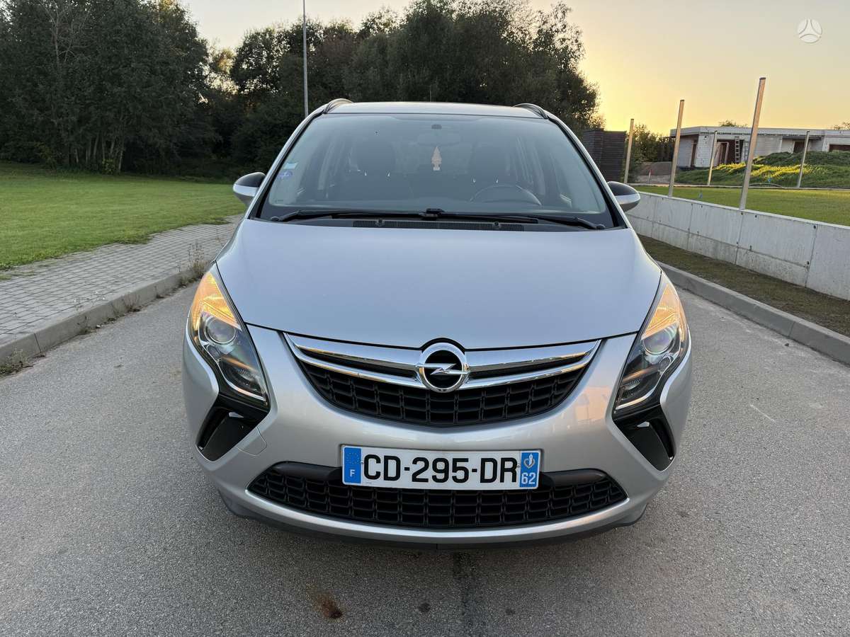 Opel Zafira 2012 — салон