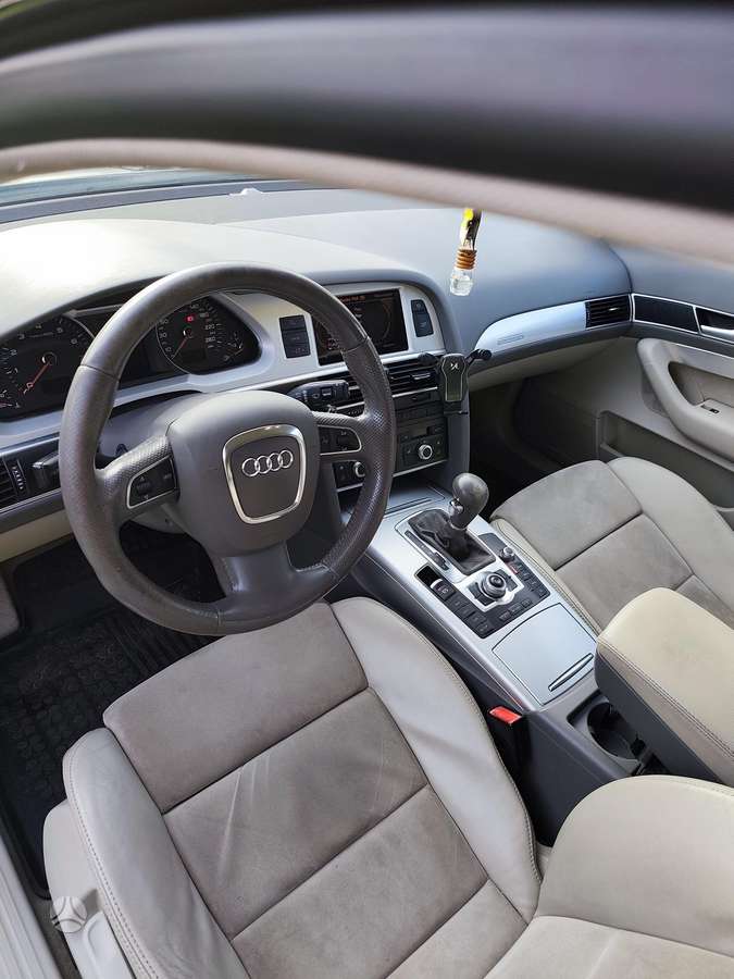 Audi A6 2010 — photo 8