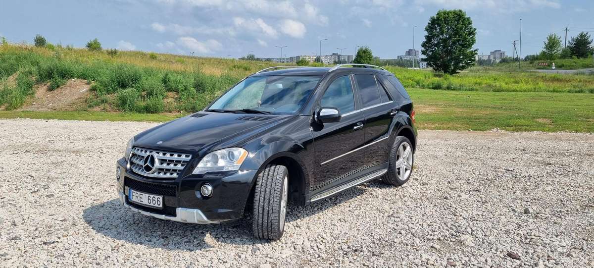 Mercedes-Benz ML550 2009 — rear view