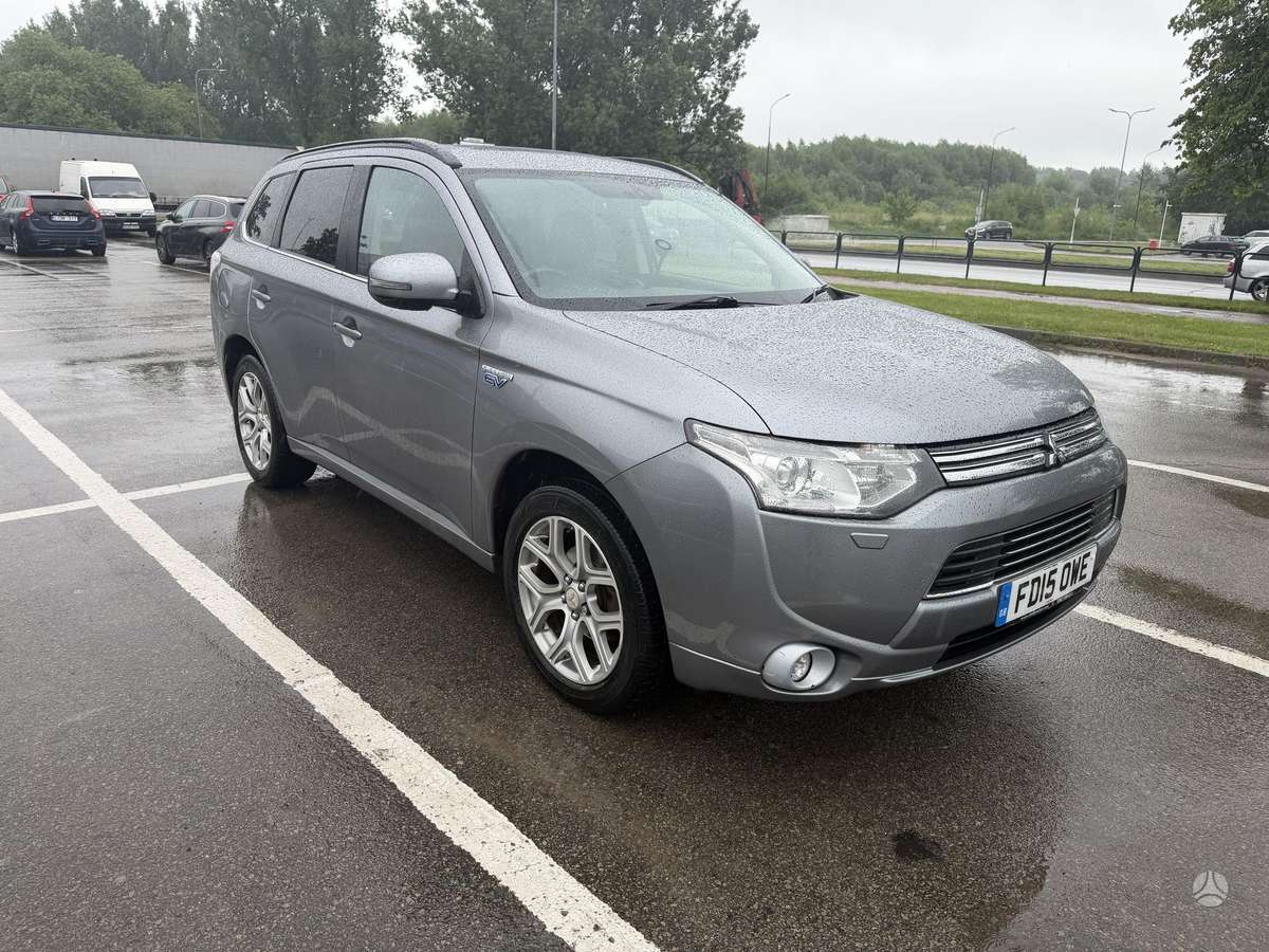 Mitsubishi Outlander 2015 — rear view