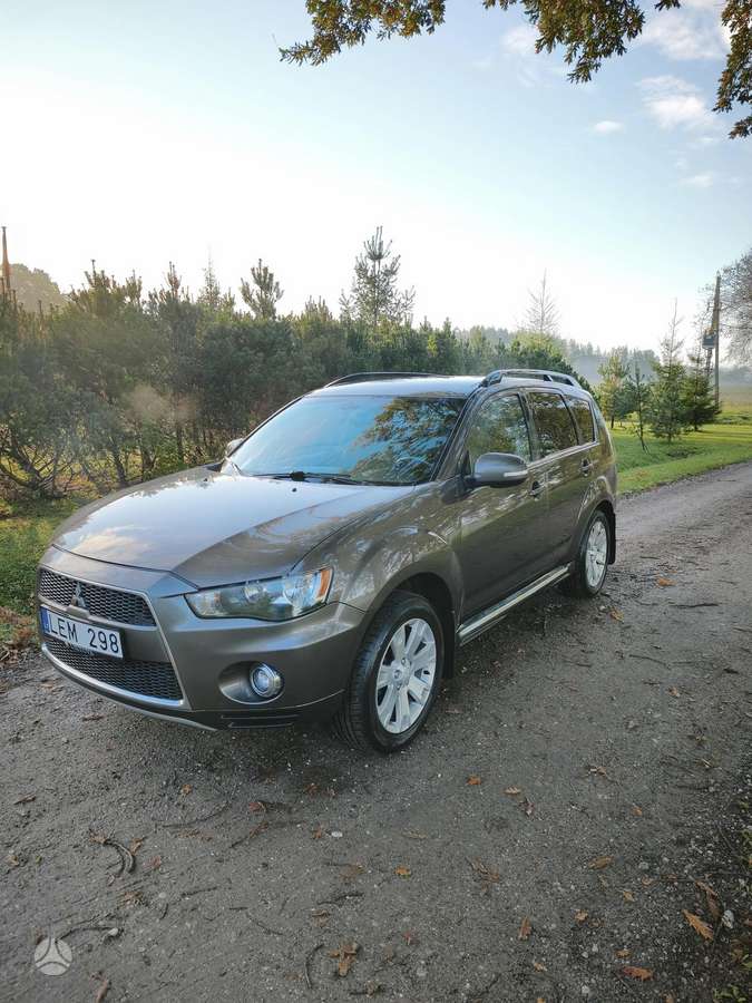 Mitsubishi Outlander 2013 — rear view