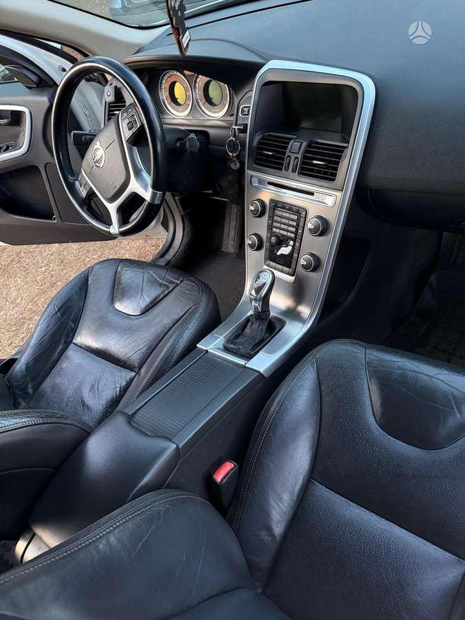 Volvo XC60 2013 — interior