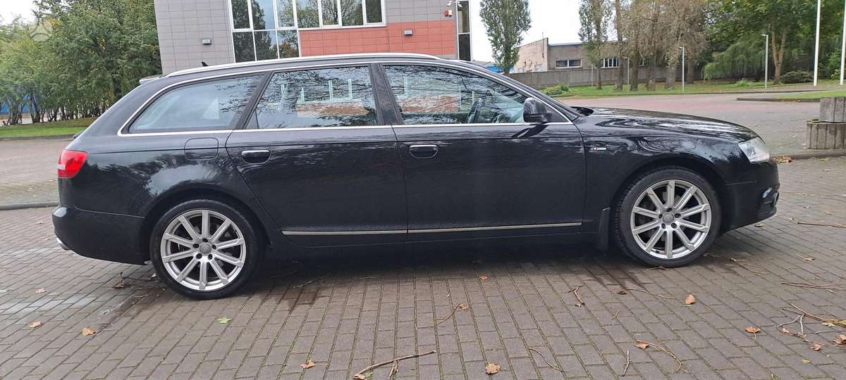 Audi A6 2010 — салон