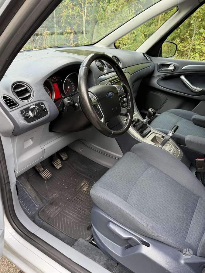 Ford Galaxy 2009 — photo 13