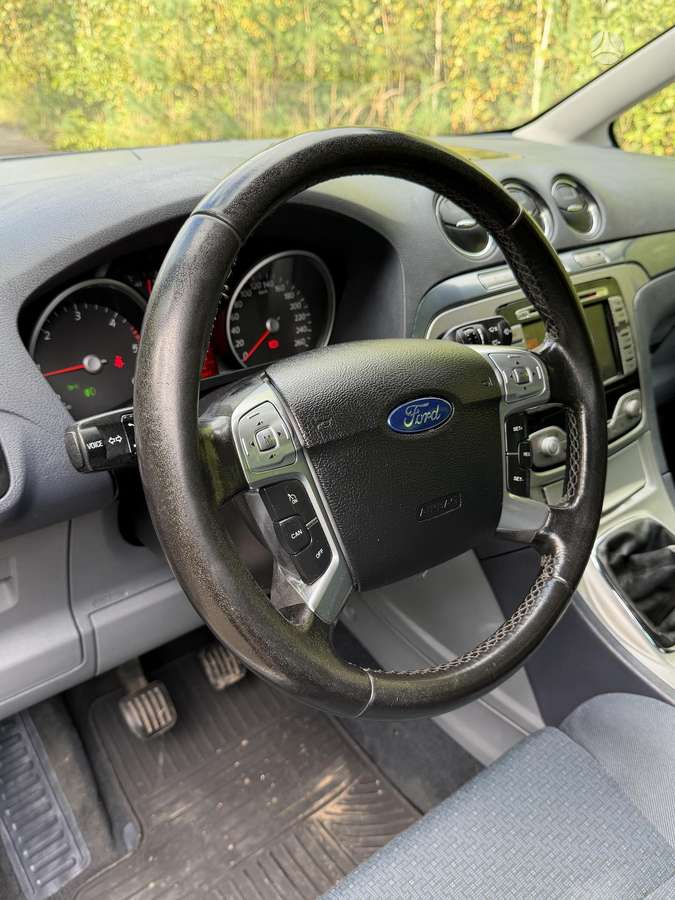 Ford Galaxy 2009 — photo 17