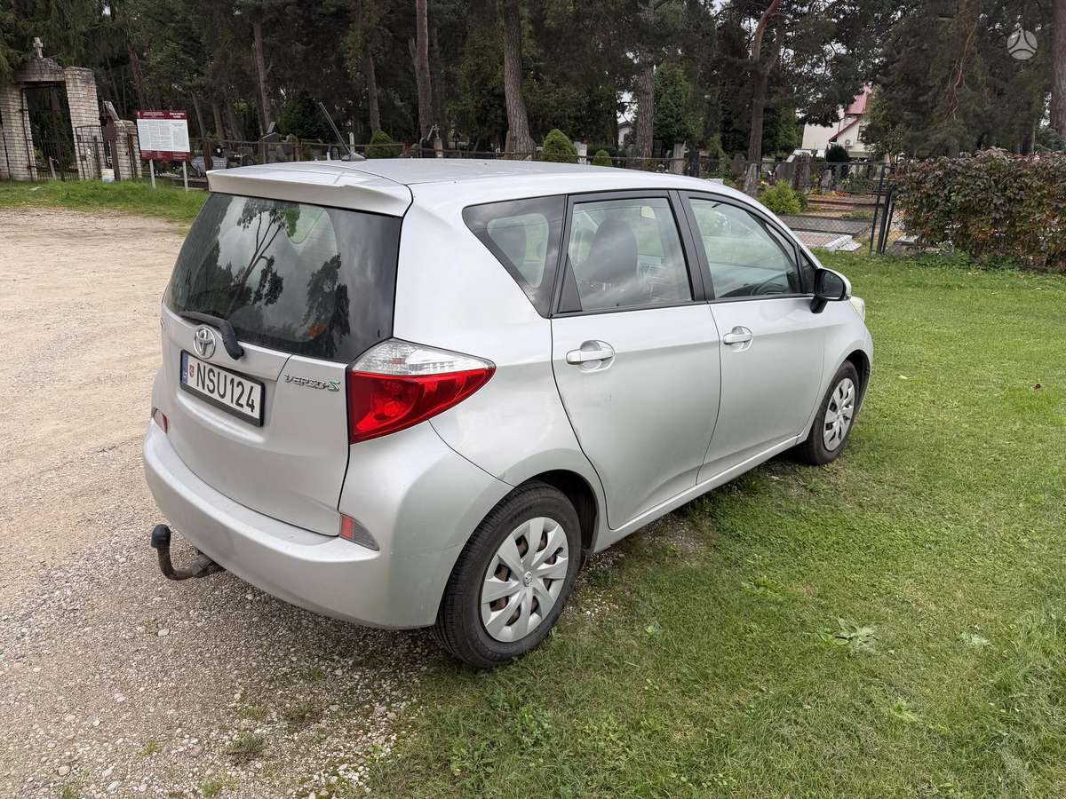 Toyota Verso-S 2011 — interior