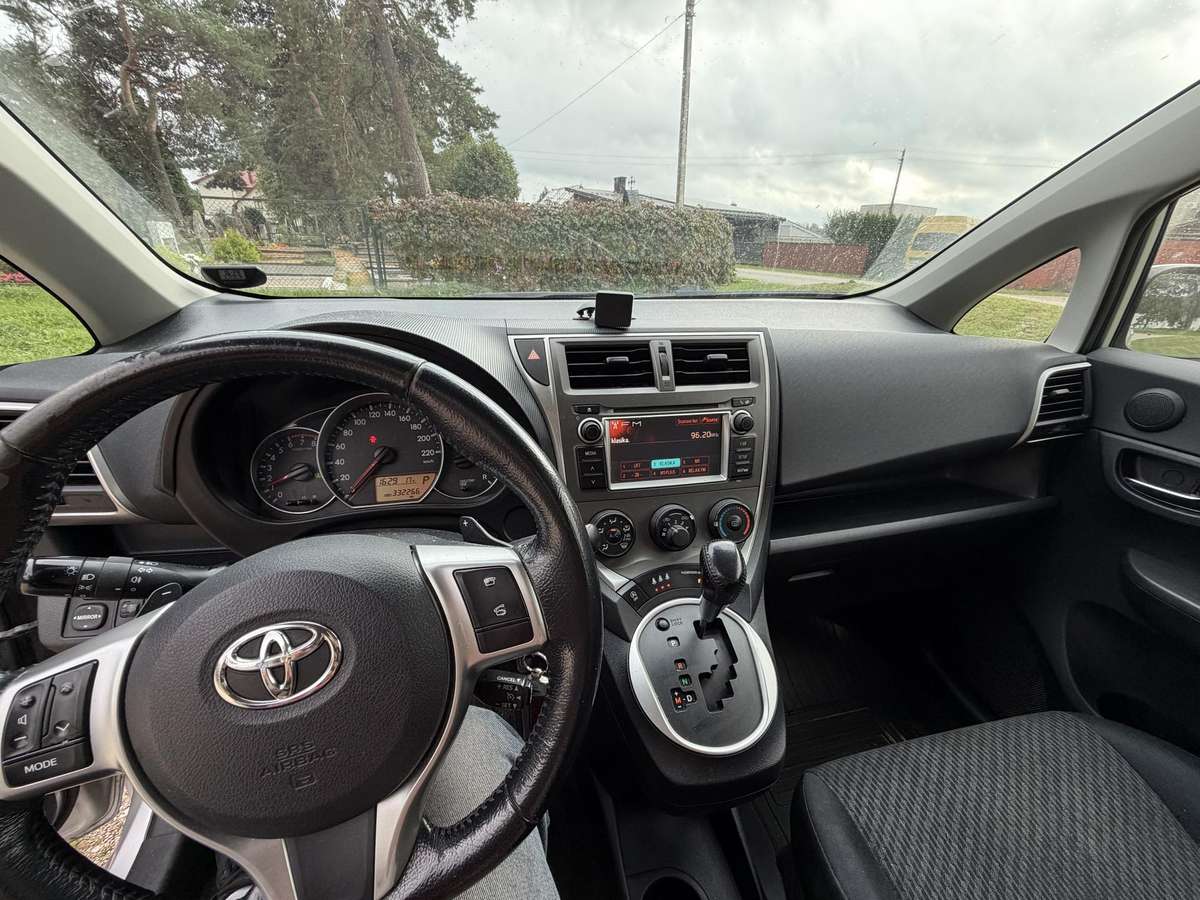Toyota Verso-S 2011 — photo 8