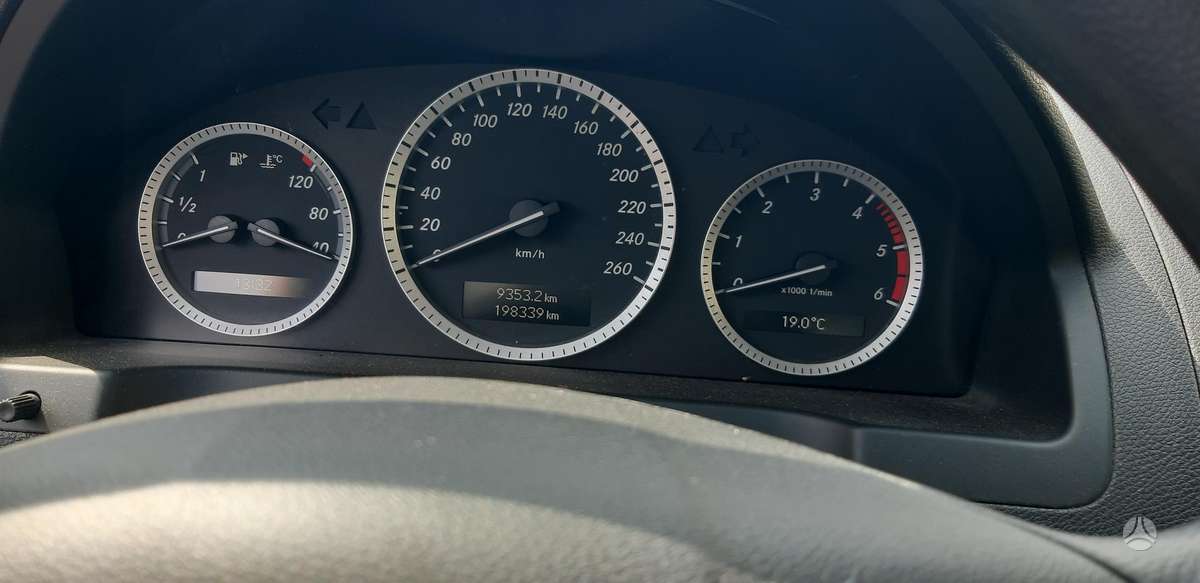 Mercedes-Benz C200 2010 — вигляд ззаду