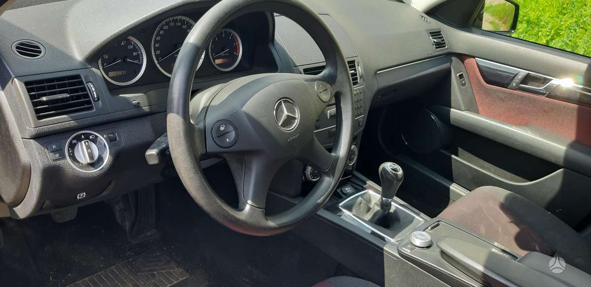 Mercedes-Benz C200 2010 — салон