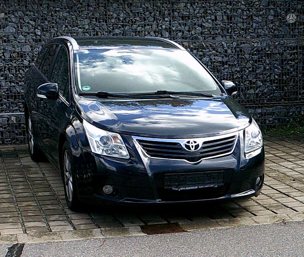 Toyota Avensis 2010 — rear view