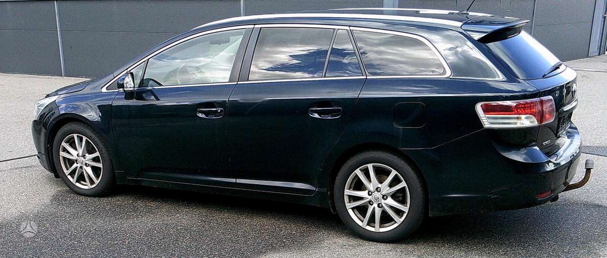 Toyota Avensis 2010 — interior