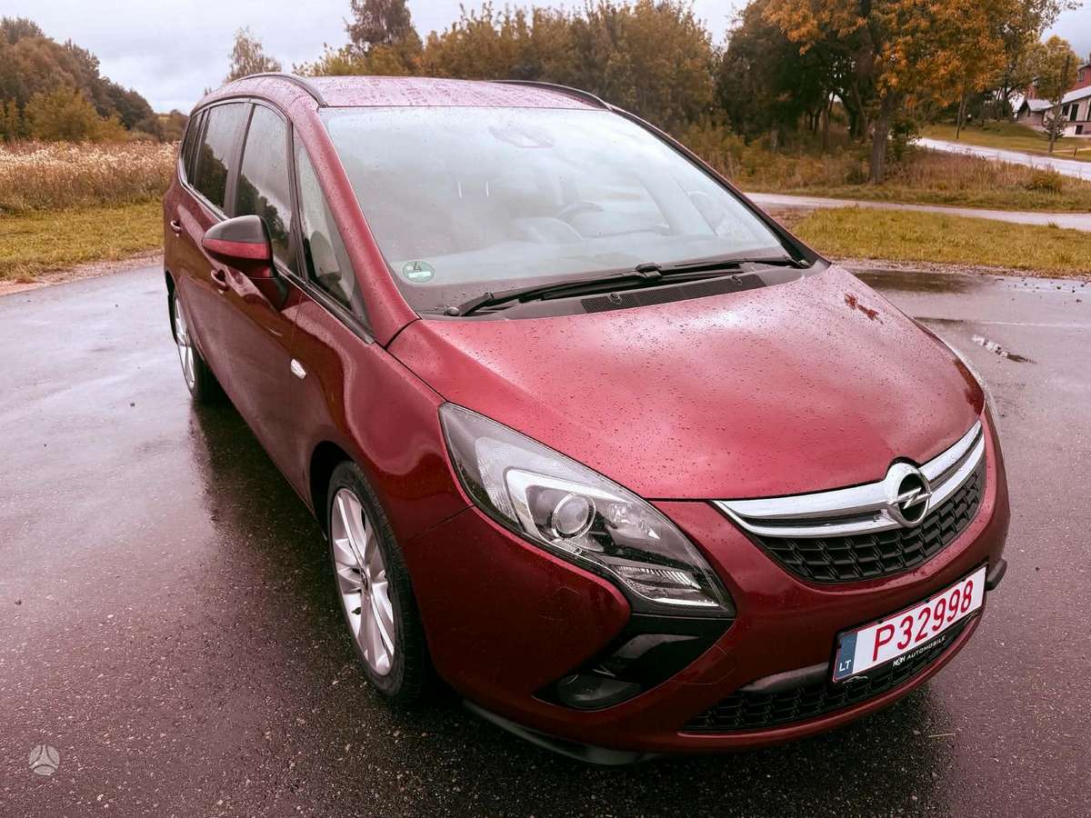 Opel Zafira 2012 — вигляд ззаду