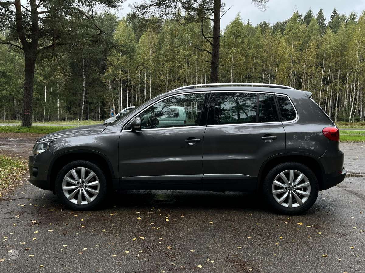 Volkswagen Tiguan 2012 — rear view