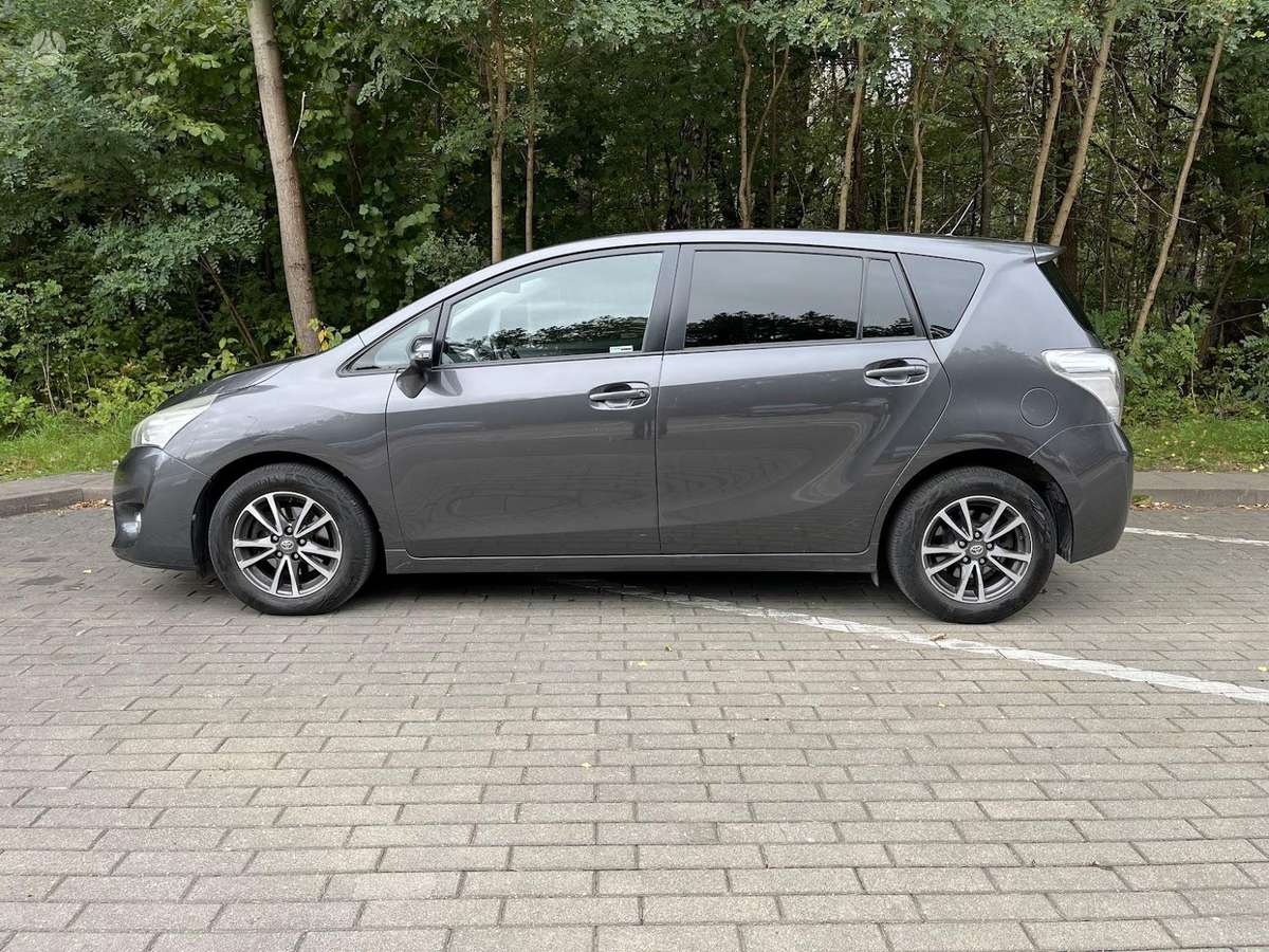 Toyota Verso 2015 — rear view