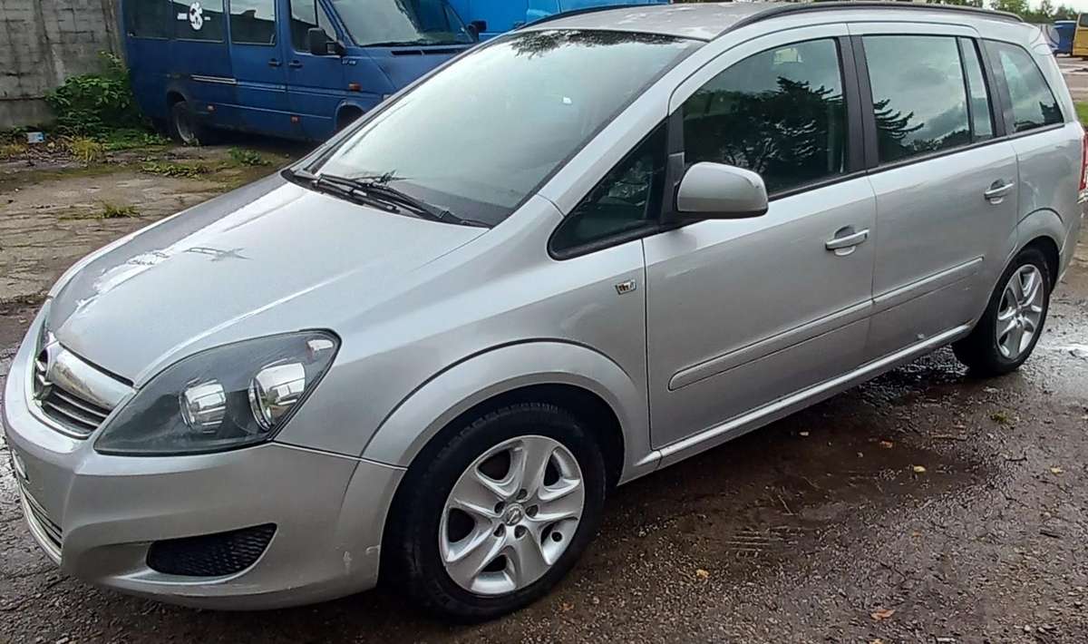 Opel Zafira 2012 — interior