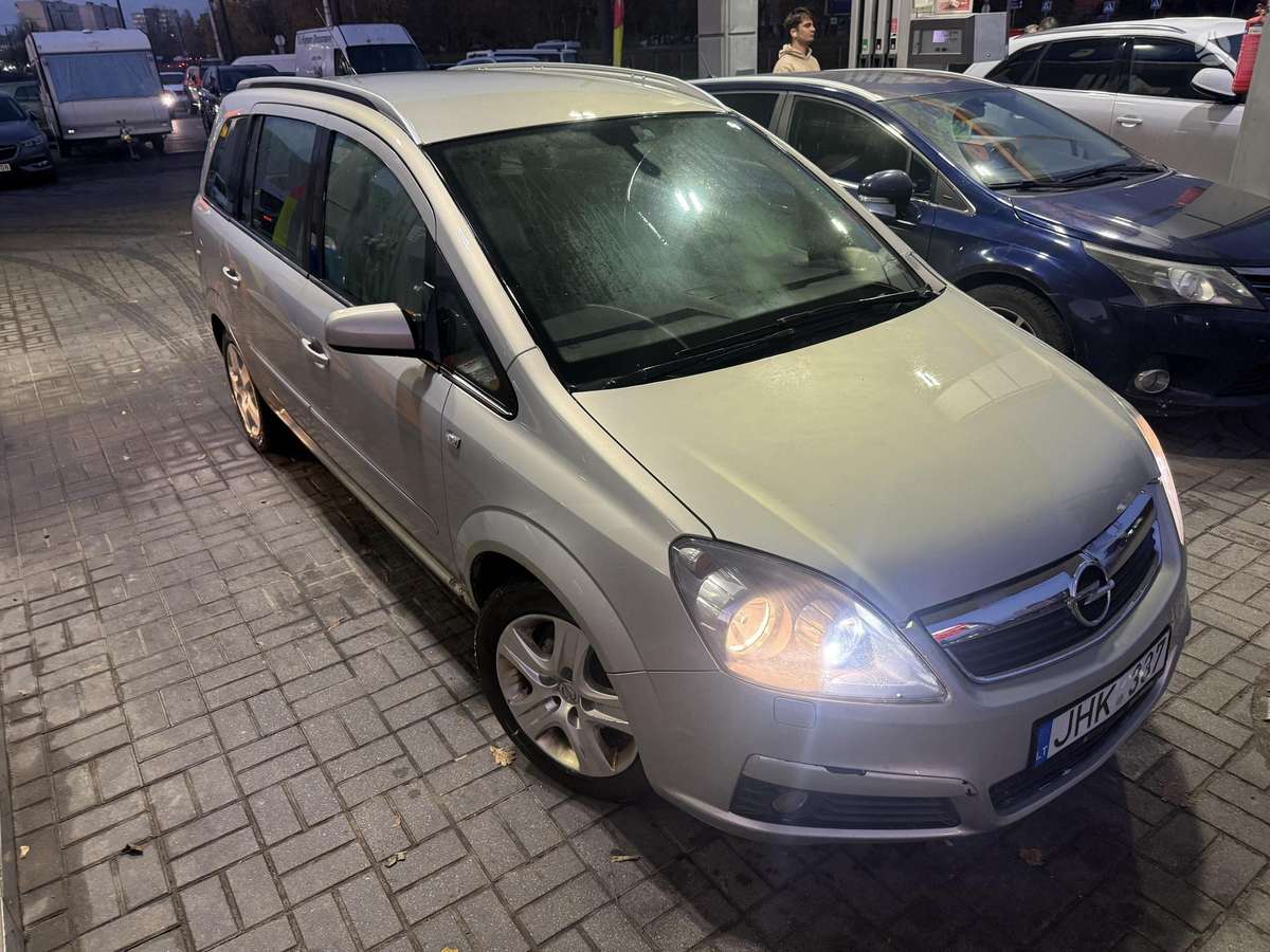 Opel Zafira 2006 — rear view