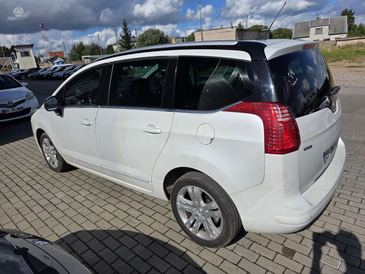Peugeot 5008 2015 — вигляд ззаду
