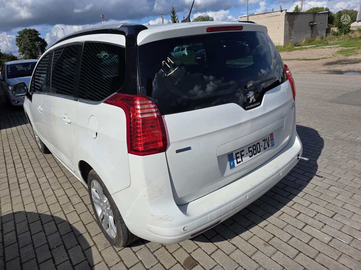 Peugeot 5008 2015 — салон