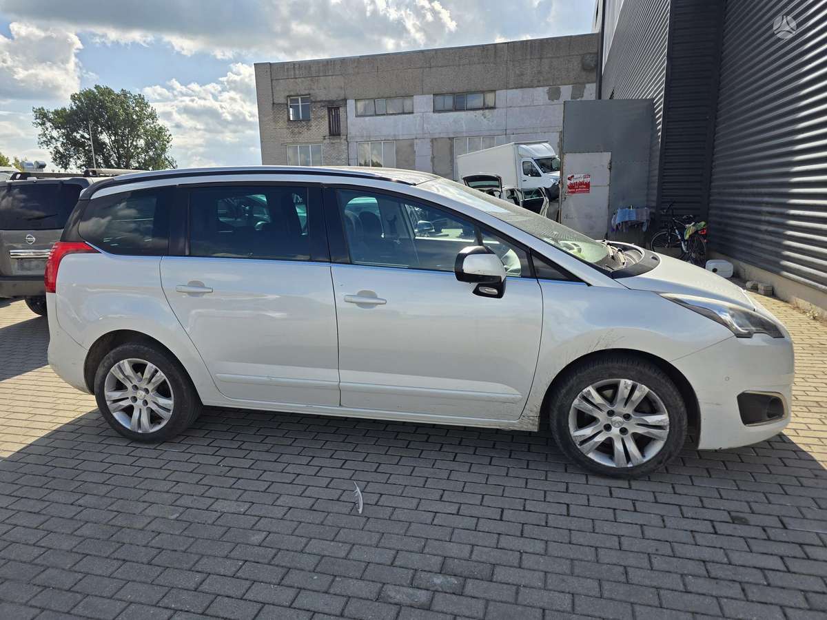 Peugeot 5008 2015 — двигун 1560 cm³, 120 HP (88kW)