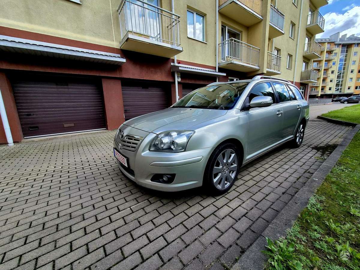 Toyota Avensis 2008 — rear view