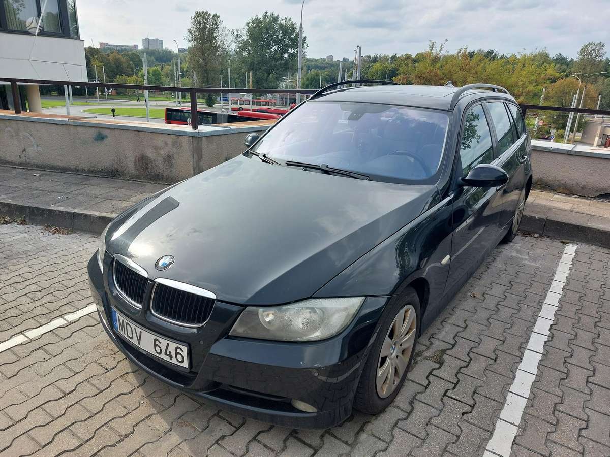 BMW 320 2007 — rear view