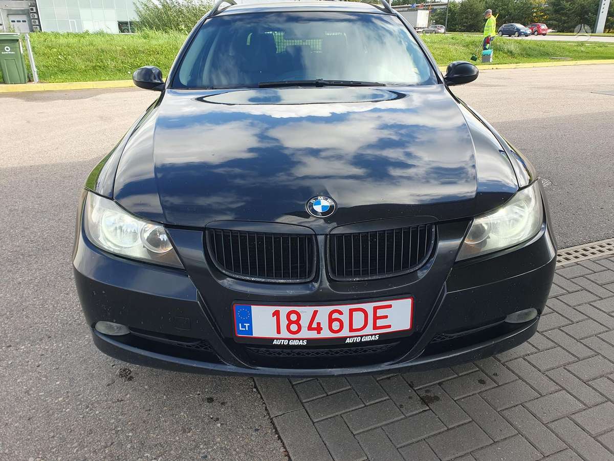 BMW 320 2006 — rear view