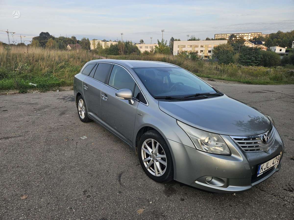 Toyota Avensis 2010 — rear view