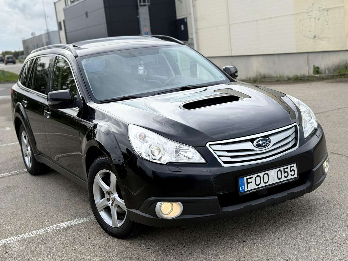 Subaru Outback 2011 — rear view