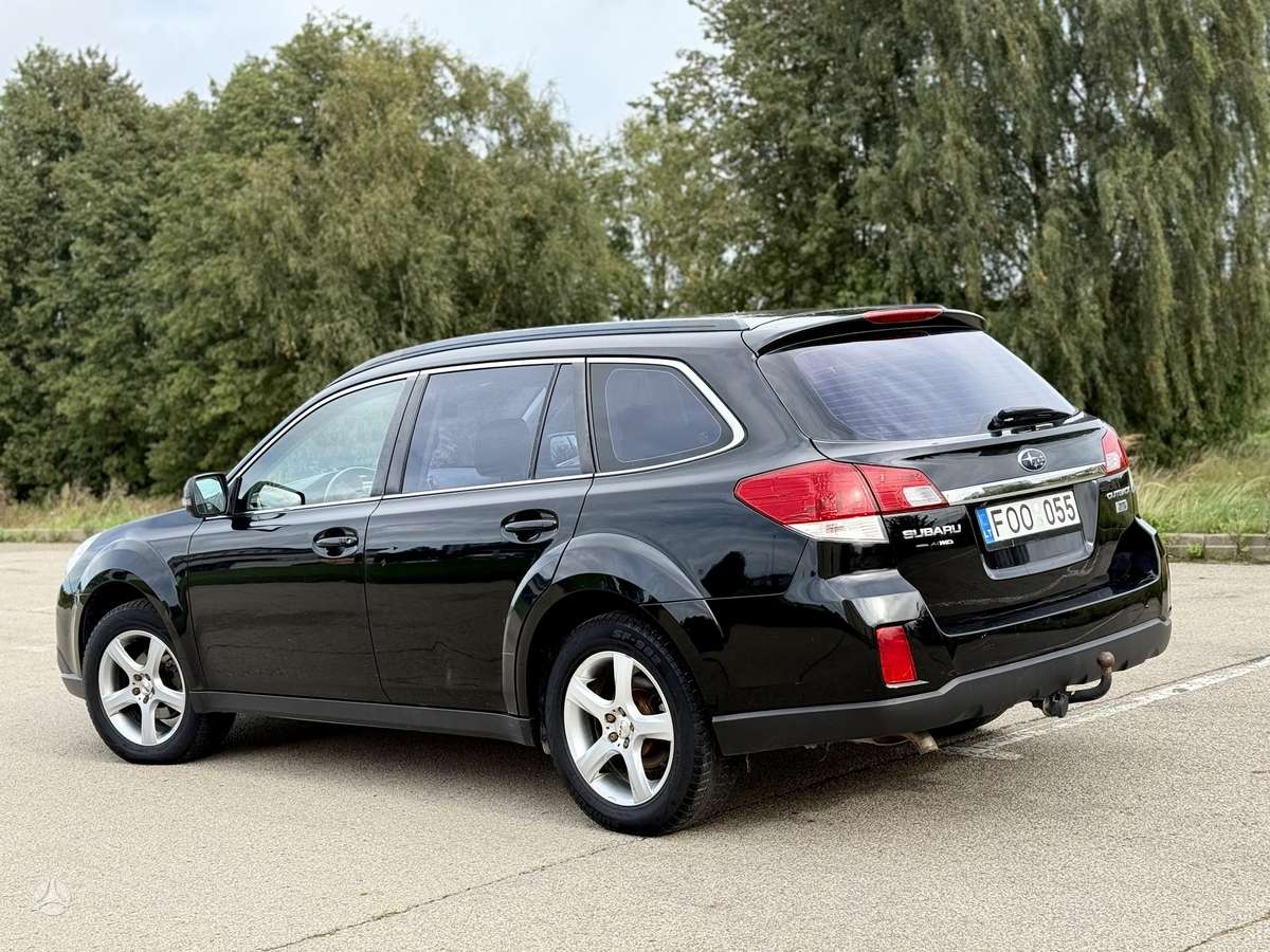 Subaru Outback 2011 — interior