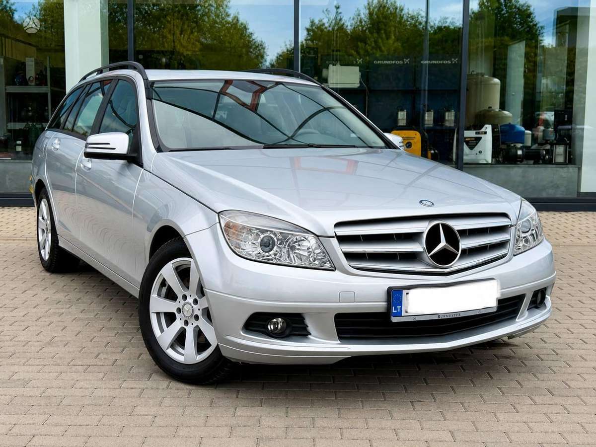 Mercedes-Benz C200 2009 — салон