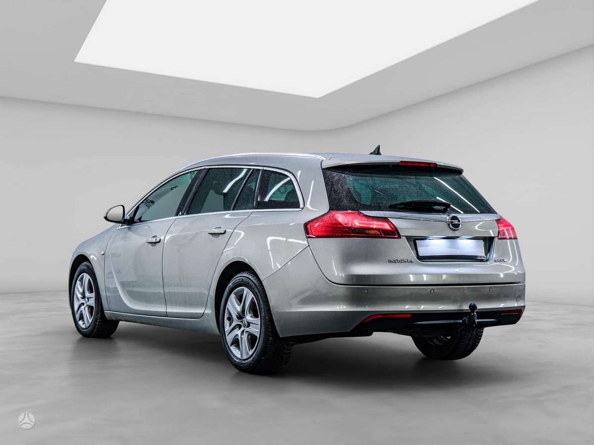 Opel Insignia 2012 — вигляд ззаду