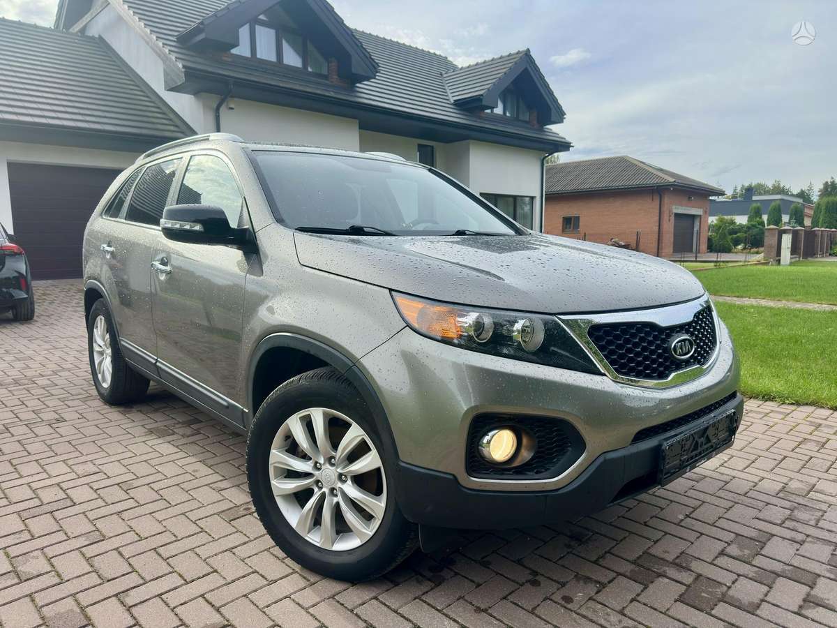 Kia Sorento 2010 — rear view