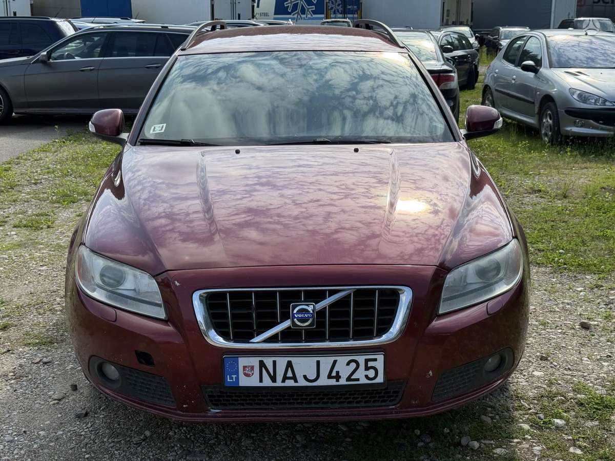 Volvo V70 2008 — rear view