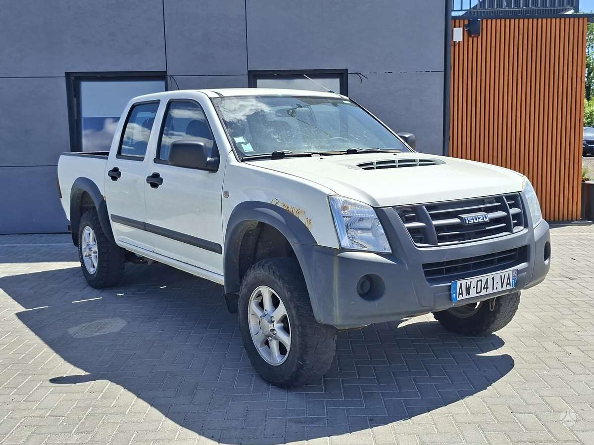 Isuzu D-Max 2010 — rear view
