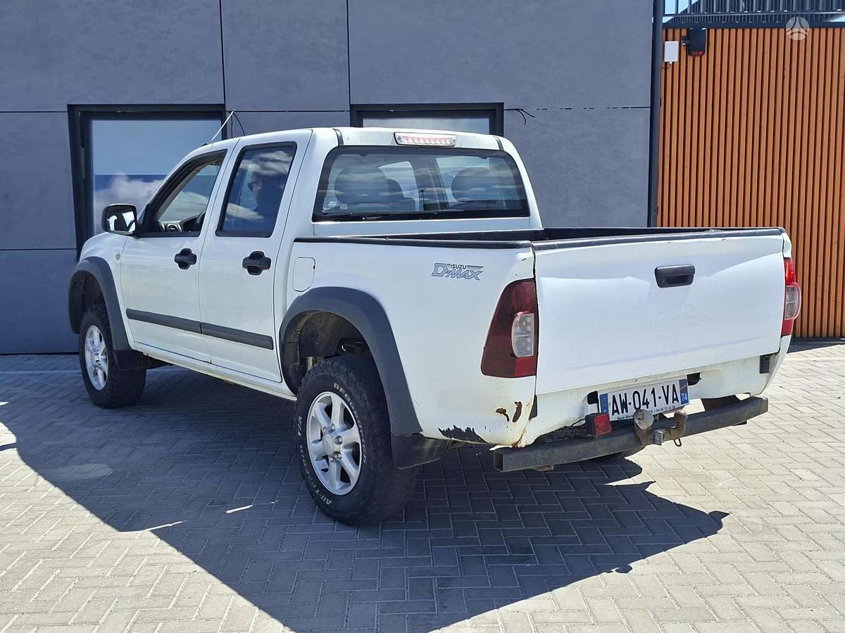 Isuzu D-Max 2010 — interior
