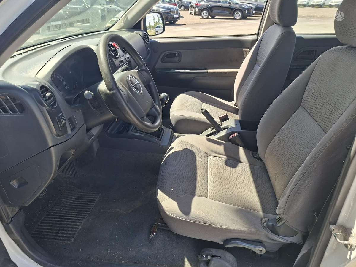 Isuzu D-Max 2010 — photo 7