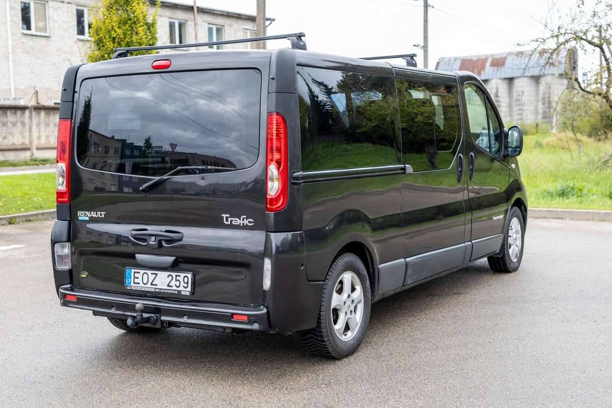 Renault Trafic 2011 — салон