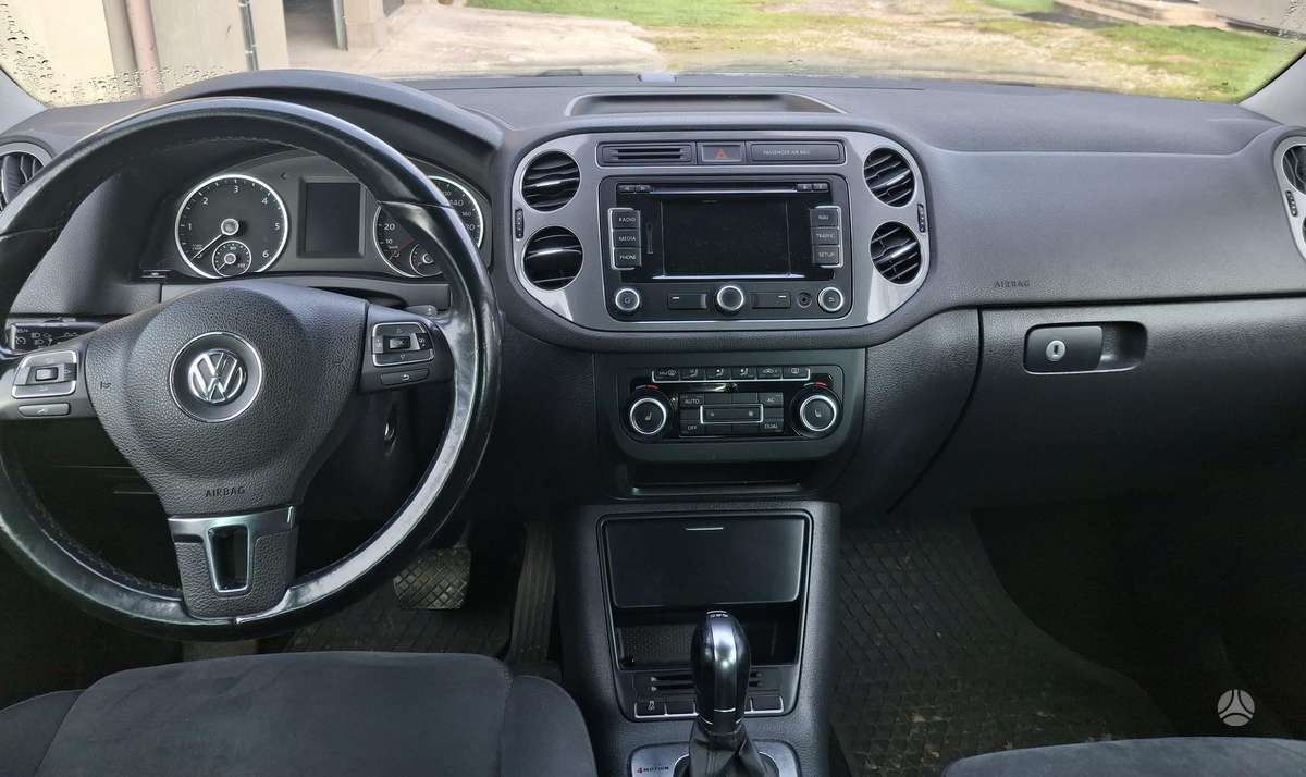 Volkswagen Tiguan 2011 — interior