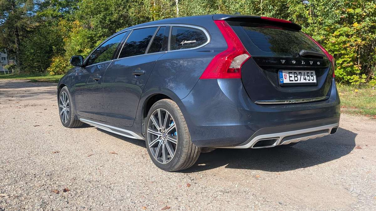 Volvo V60 2015 — rear view
