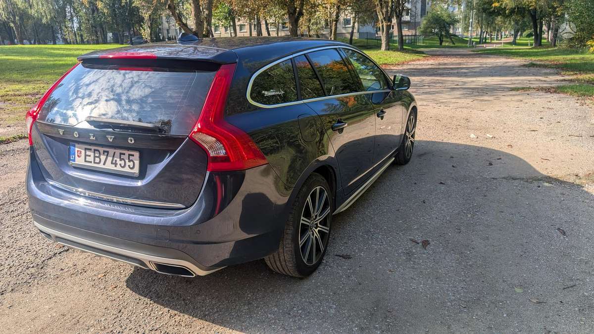 Volvo V60 2015 — interior