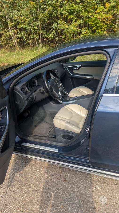 Volvo V60 2015 — engine 2400 cm³, 280 HP (206kW)