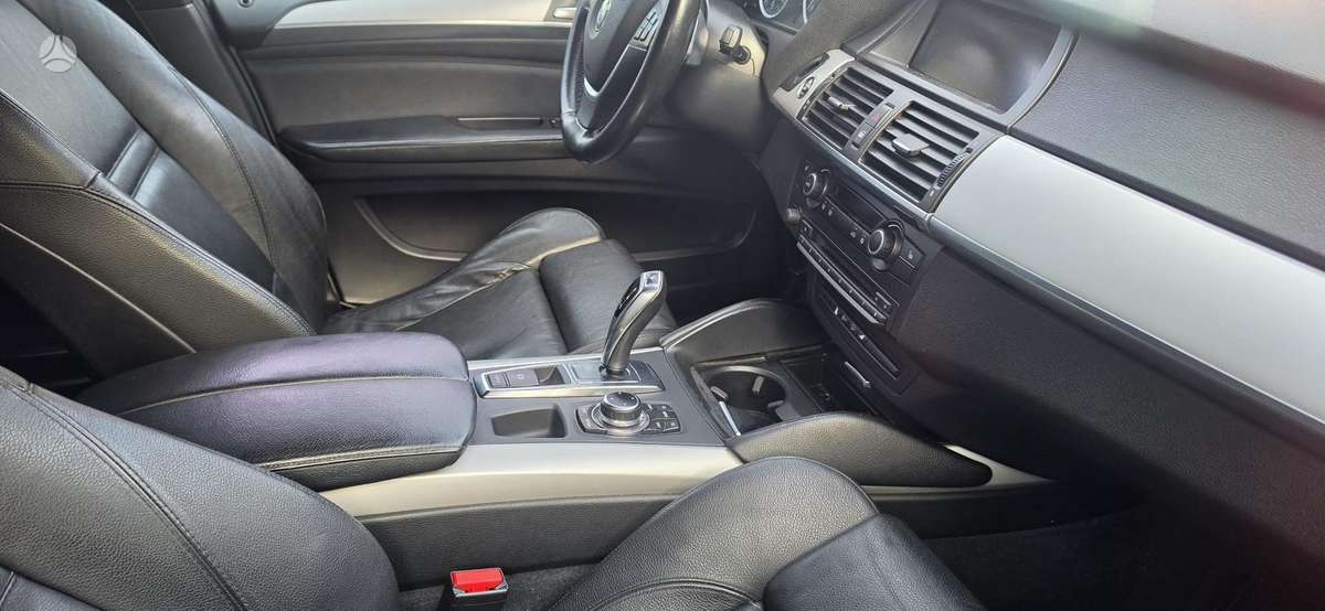 BMW X6 2011 — interior