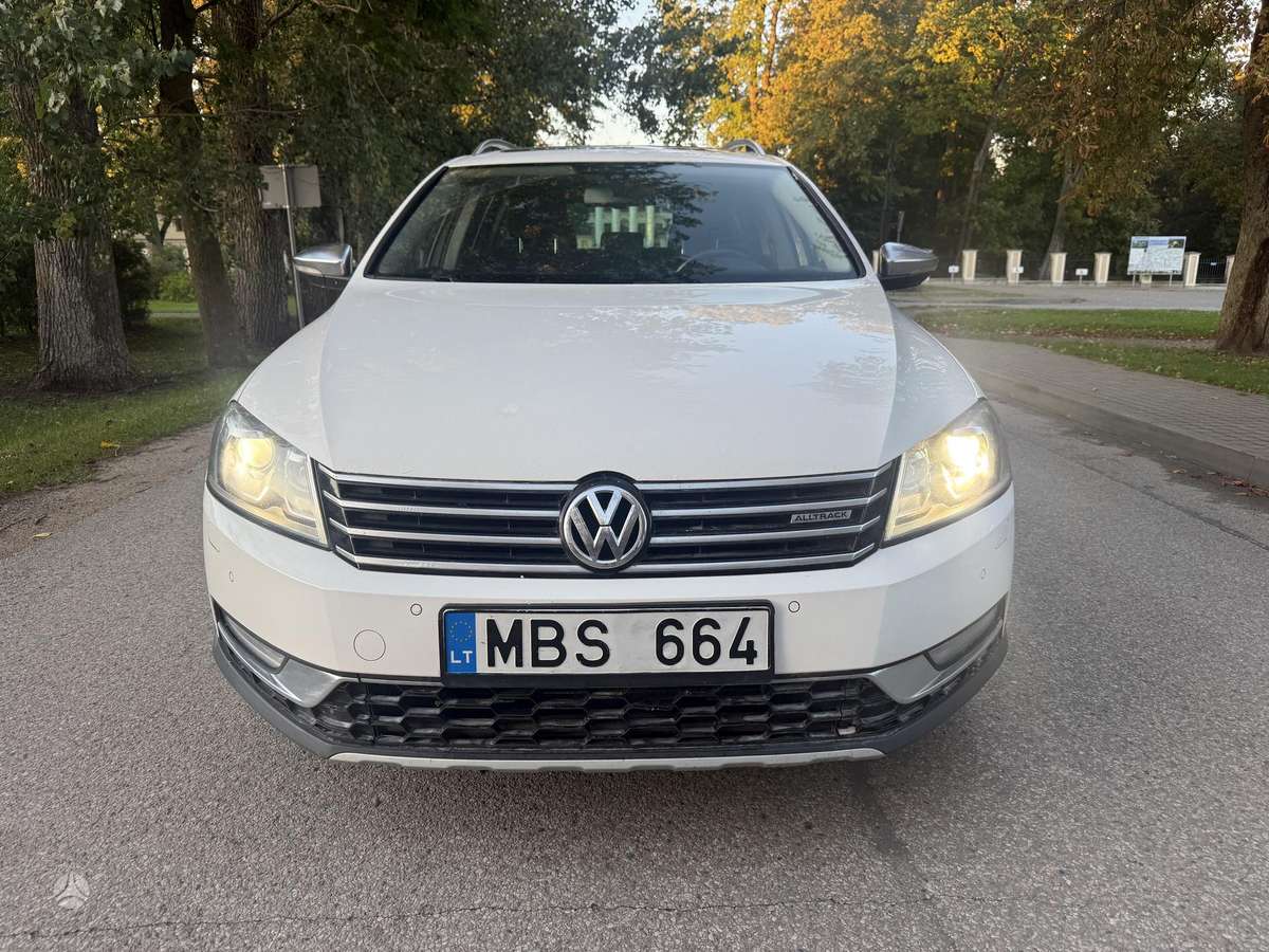 Volkswagen Passat 2014 — rear view