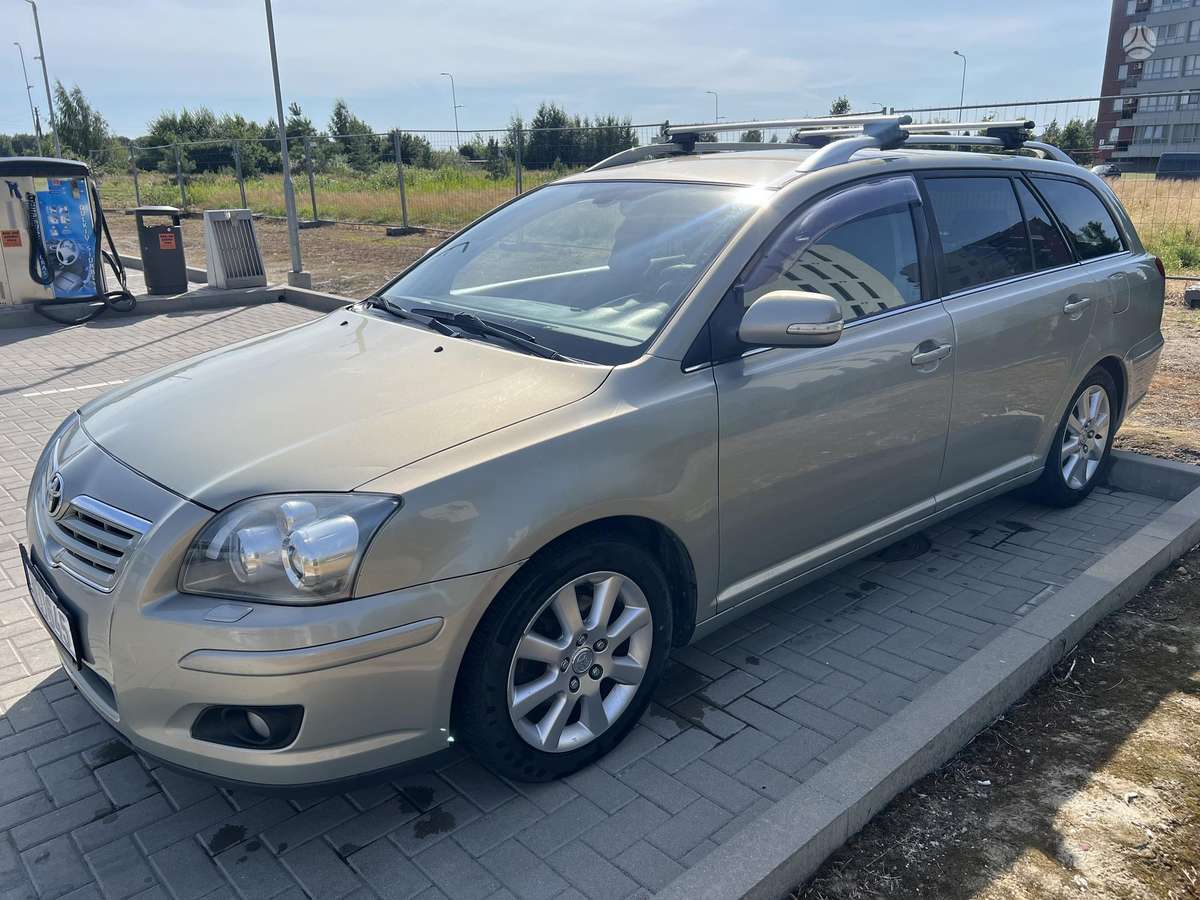 Toyota Avensis 2006 — rear view