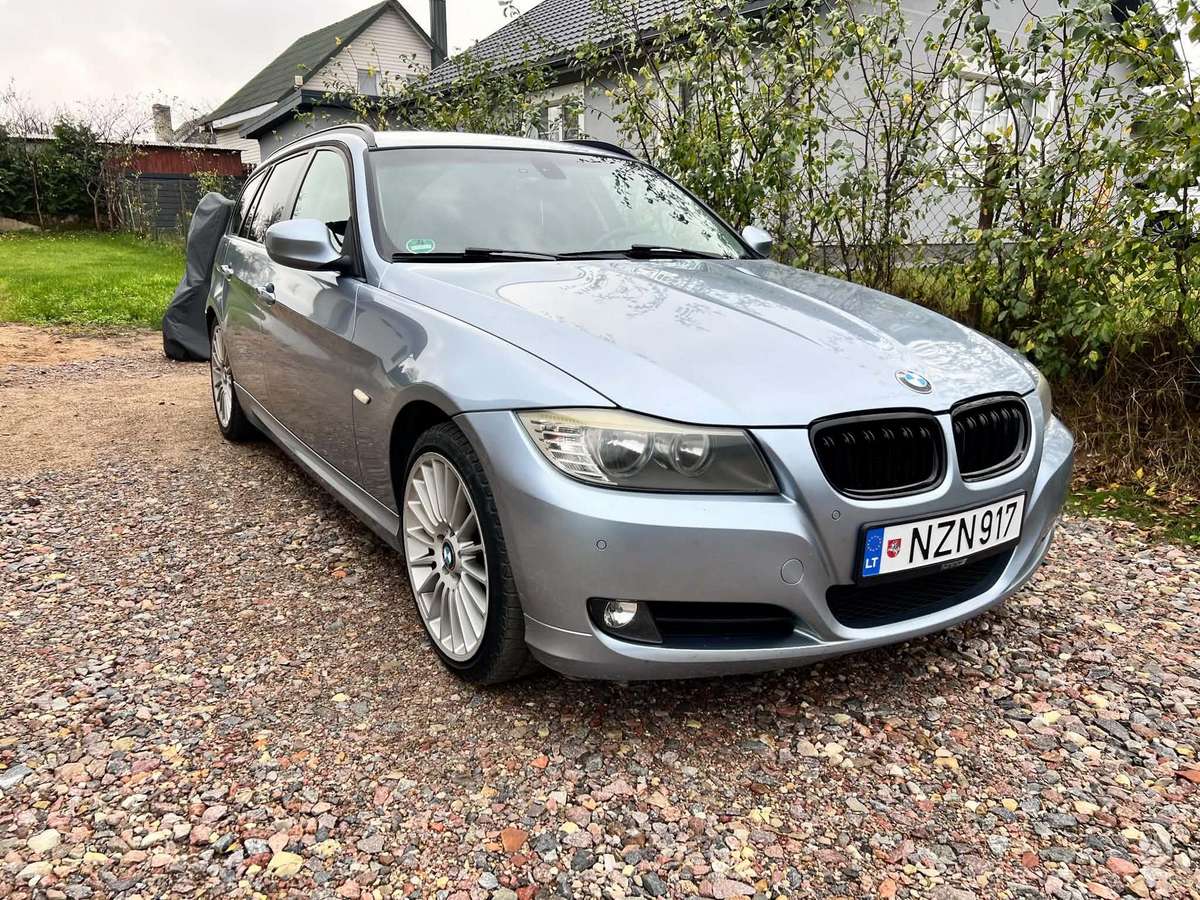 BMW 320 2010 — rear view