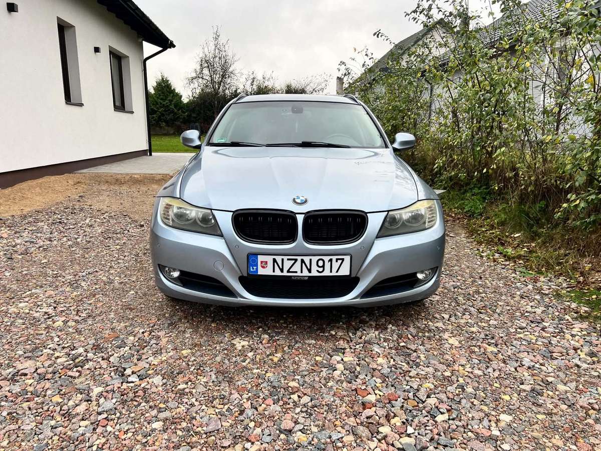 BMW 320 2010 — interior