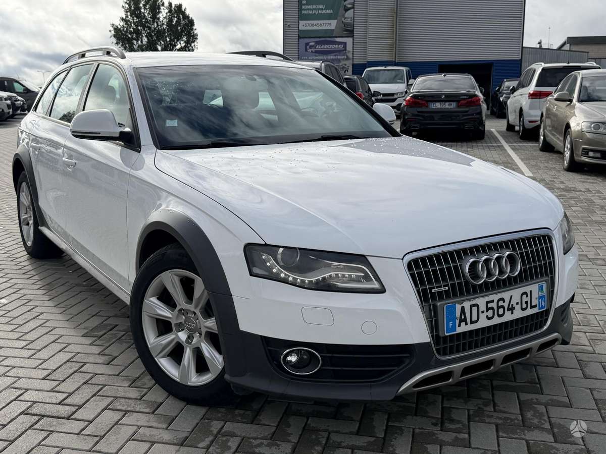 Audi A4 2009 — салон