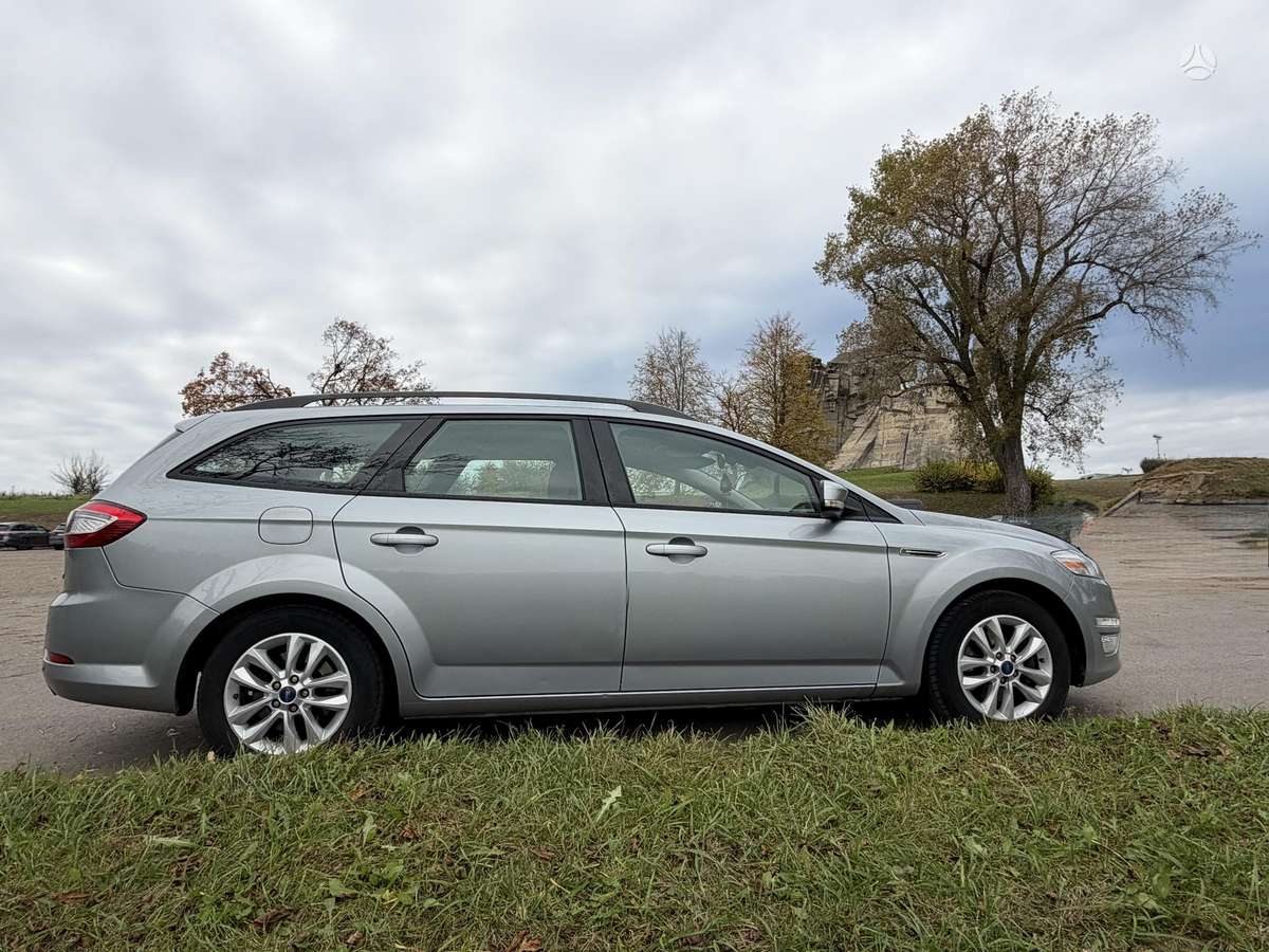 Ford Mondeo 2012 — вигляд ззаду