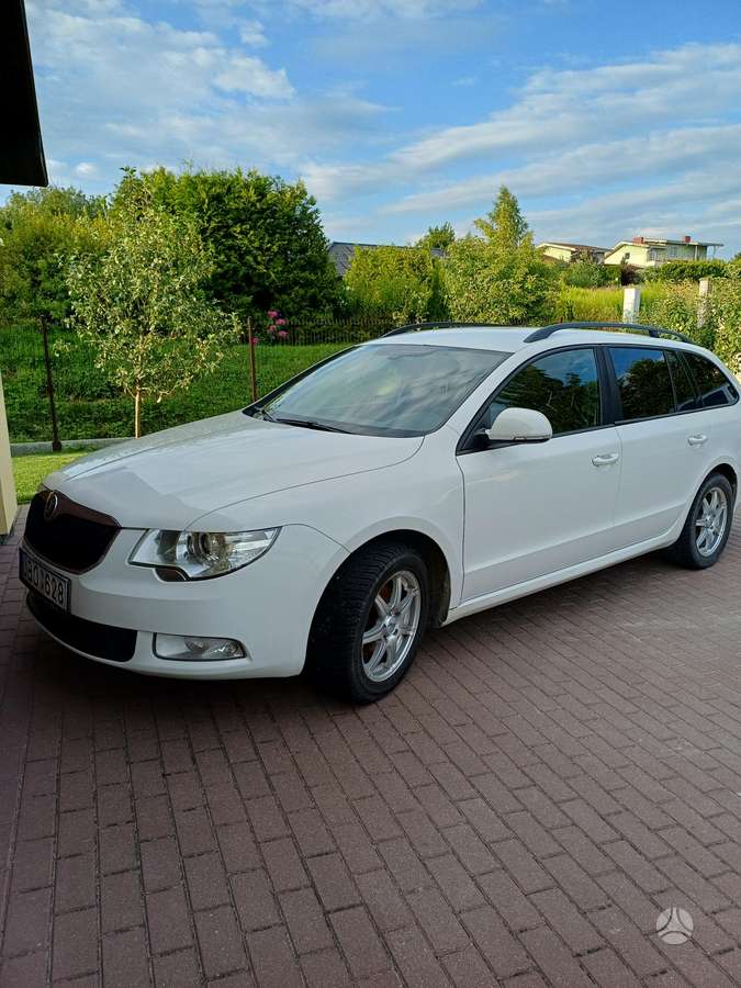 Skoda Superb 2012 — rear view