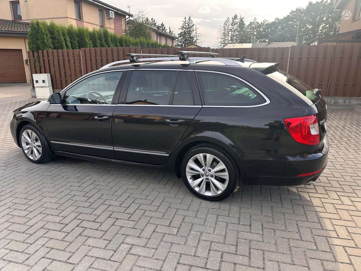 Skoda Superb 2014 — rear view